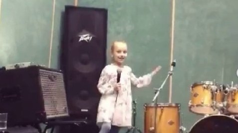 Дочь Навки и Пескова умилила россиян песней на английском языке